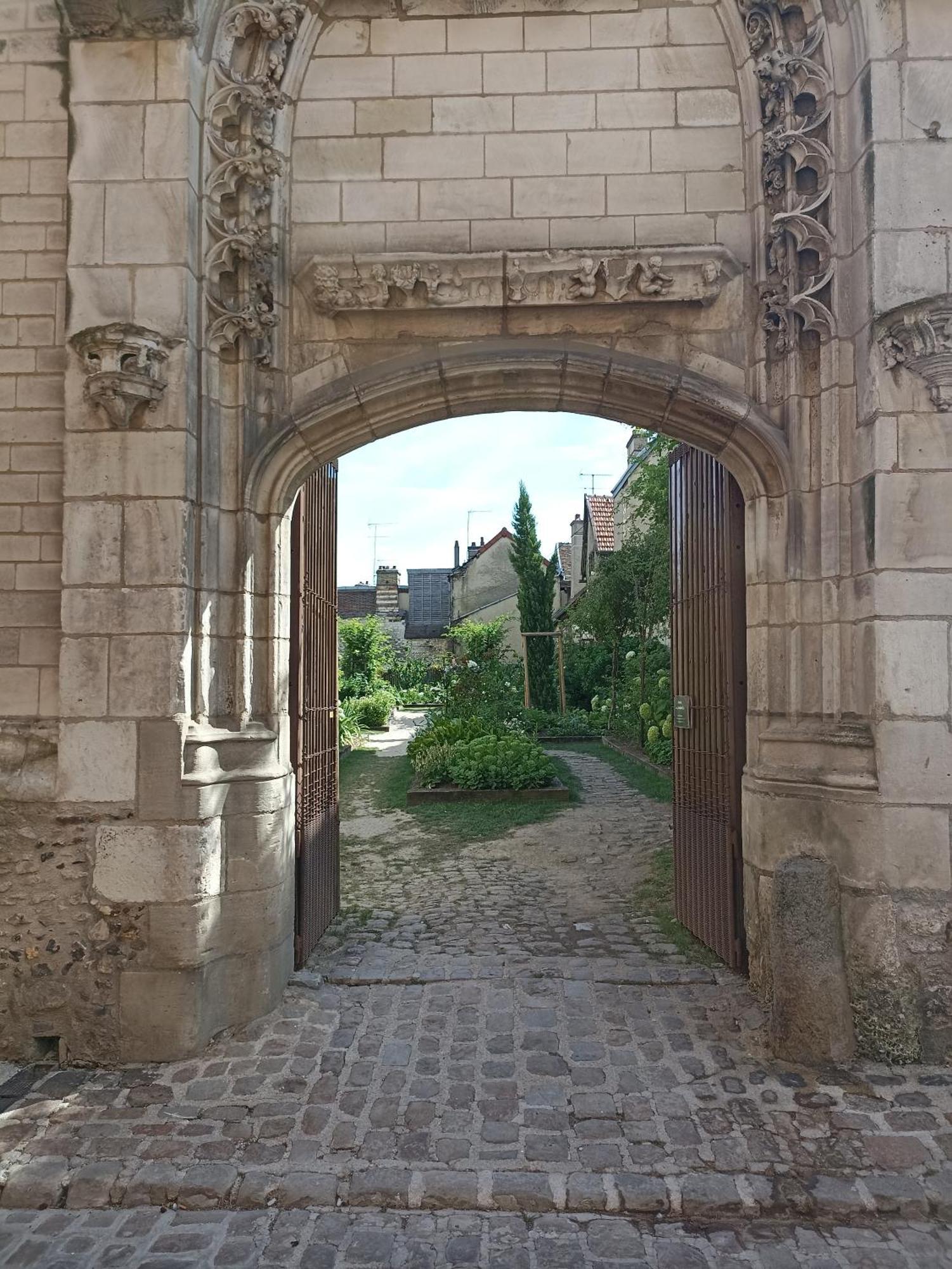 Le Logis Du Clocher Troyes Room photo
